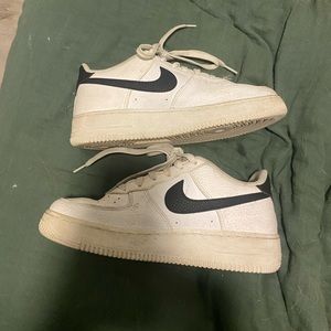 Youth 7Y/Womens 8.5 Nike Air Force One Black/White